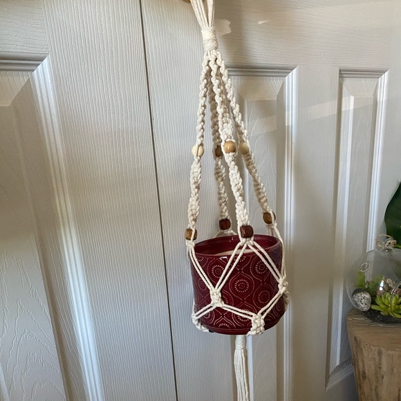 🌵(1) Handmade macrame plant hanger with red pot - Picture 2 of 4